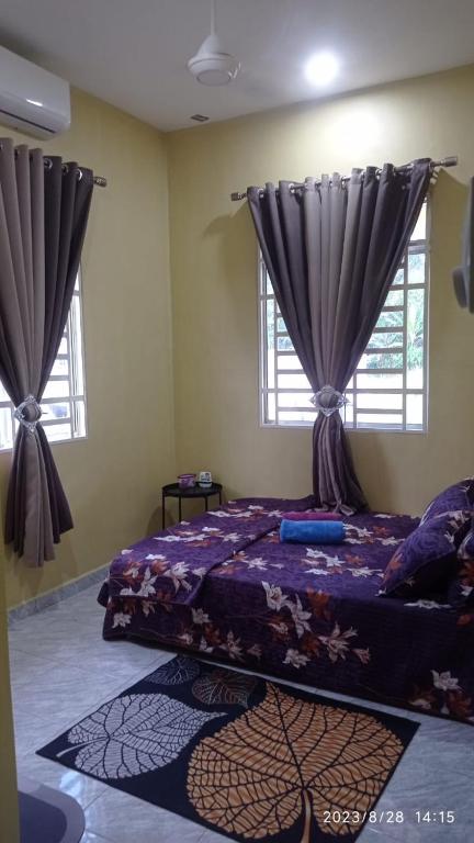Postel nebo postele na pokoji v ubytování homestay jalan baru sg duri