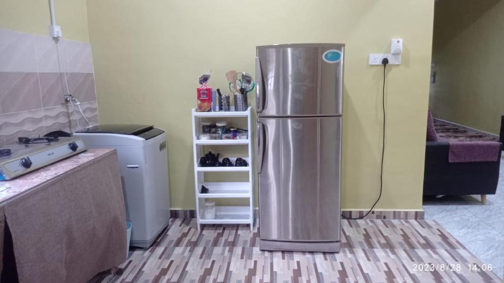 Kuchyň nebo kuchyňský kout v ubytování homestay jalan baru sg duri