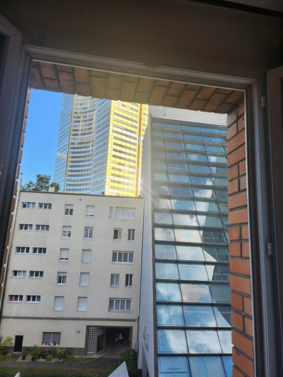 - une vue sur deux grands bâtiments depuis une fenêtre dans l'établissement F2 proche de La Defense, à Courbevoie