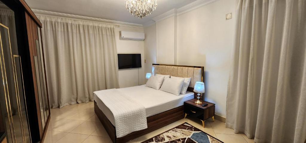 Lova arba lovos apgyvendinimo įstaigoje Elite Apartment in sheraton Heliopolis 5 minutes from Cairo Airport