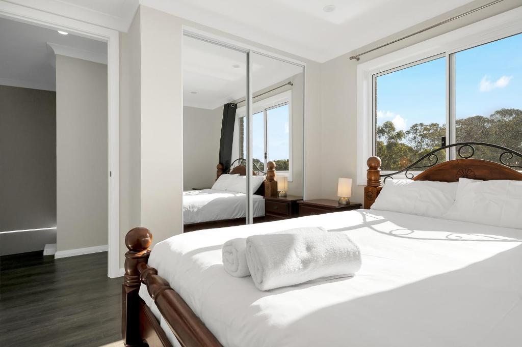 Brand New 5 Bedroom house for Basic Stay, Campbelltown (updated prices