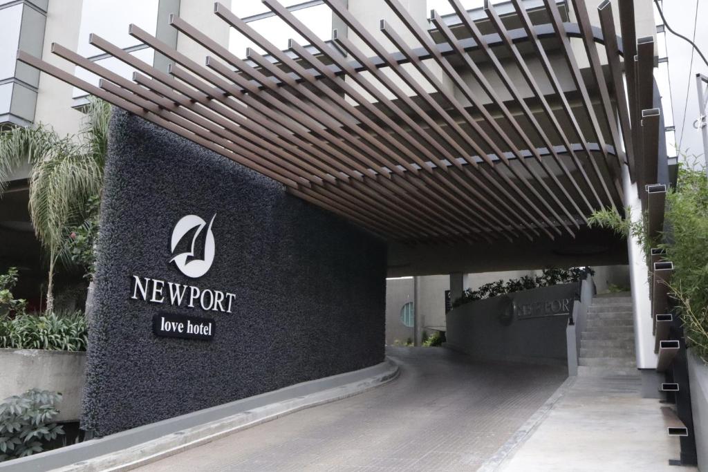 una entrada a un nuevo puerto de edificios en NewPort Love Hotel, en Ciudad de México