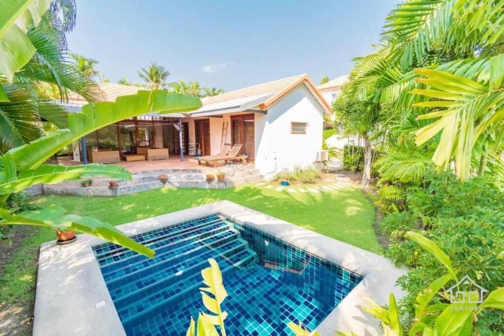 a backyard with a swimming pool and a house at Villa “Mango” in Villa Vista, Hua Hin in Khao Tao