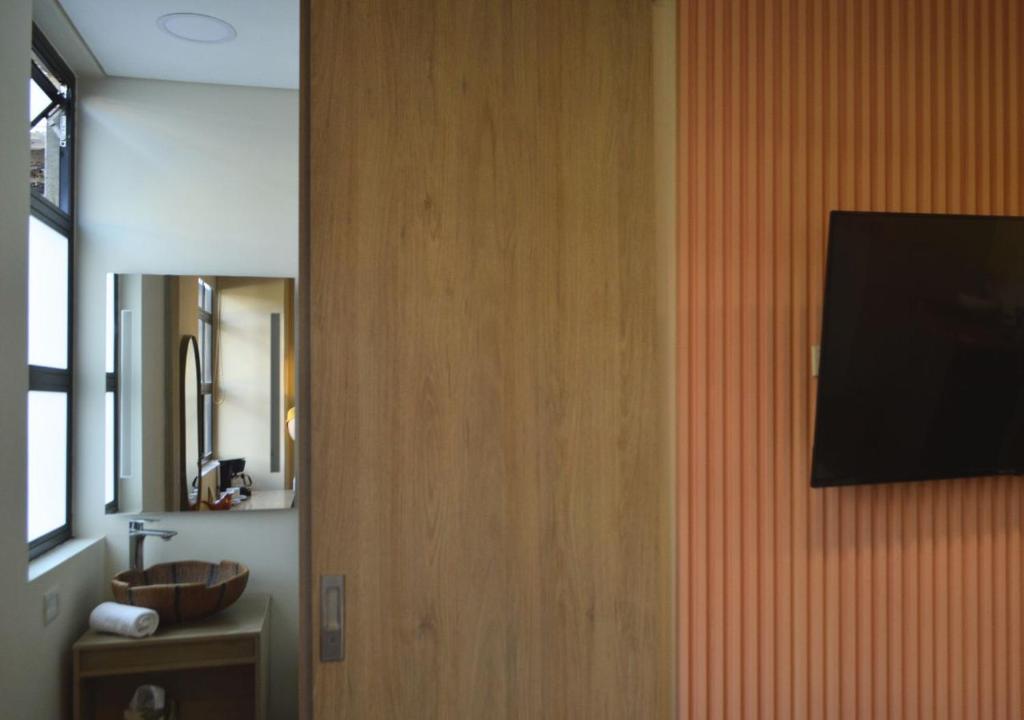 TV a/nebo společenská místnost v ubytování Mythical Hotel Boutique