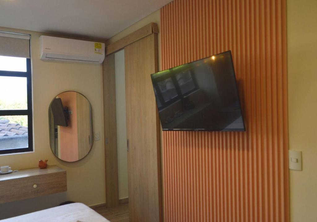 TV a/nebo společenská místnost v ubytování Mythical Hotel Boutique