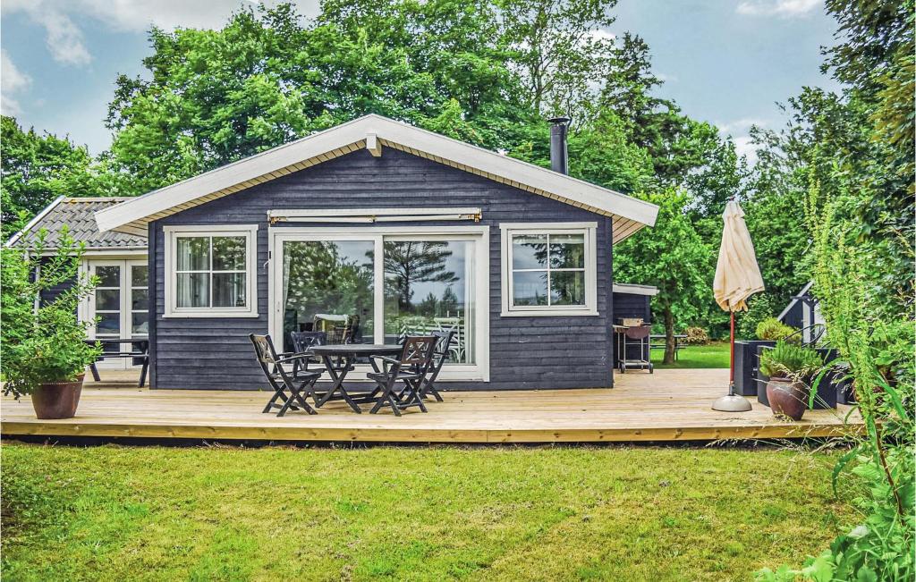 une cabine noire avec une table et des chaises sur une terrasse dans l'établissement Awesome Home In Odder With 2 Bedrooms And Wifi, à Odder