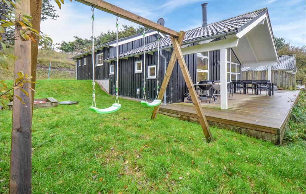 ØrbyにあるAwesome Home In Knebel With 4 Bedrooms And Saunaの家の前のデッキのブランコ