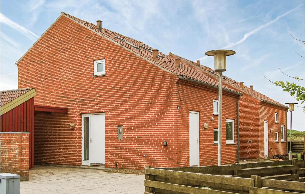 ThyborønにあるBeautiful Home In Thyborn With 2 Bedrooms, Wifi And Indoor Swimming Poolの白い扉の赤レンガ造り