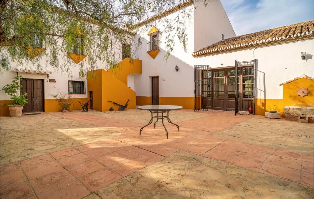 eine Terrasse mit einem Tisch vor einem Gebäude in der Unterkunft Gorgeous Home In Teba With Kitchen in Teba