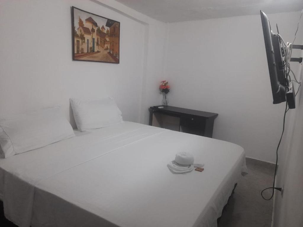 巴蘭卡韋梅哈的住宿－HOTEL HOUSE CIA，卧室配有白色的床,上面装有杯子