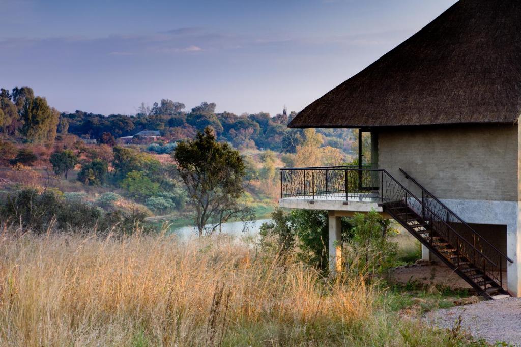 uma escada que leva a um edifício com vista em The Blades em Pretoria