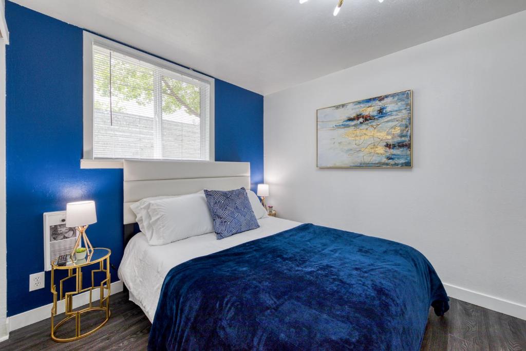 a bedroom with a bed with a blue wall at New Downtown on Bsu Campus 4 Beds Fully Remodeled in Boise