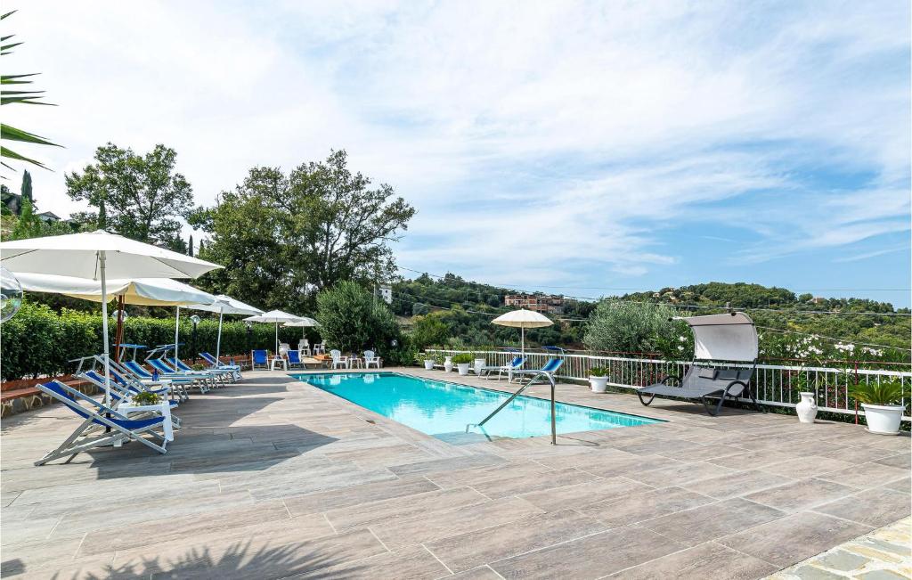einen Pool mit Liegestühlen und Sonnenschirmen in der Unterkunft Miralento Country House in Rutino