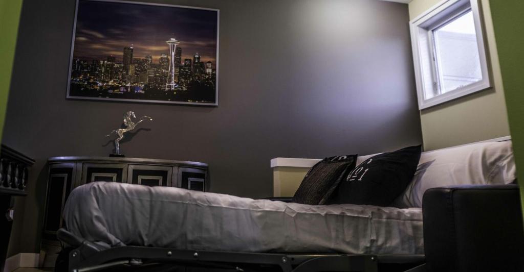 sypialnia z kanapą i zdjęciem miasta w obiekcie Penthouse Suite Downtown, Top Floor 4 Beds, 2Baths w mieście Seattle