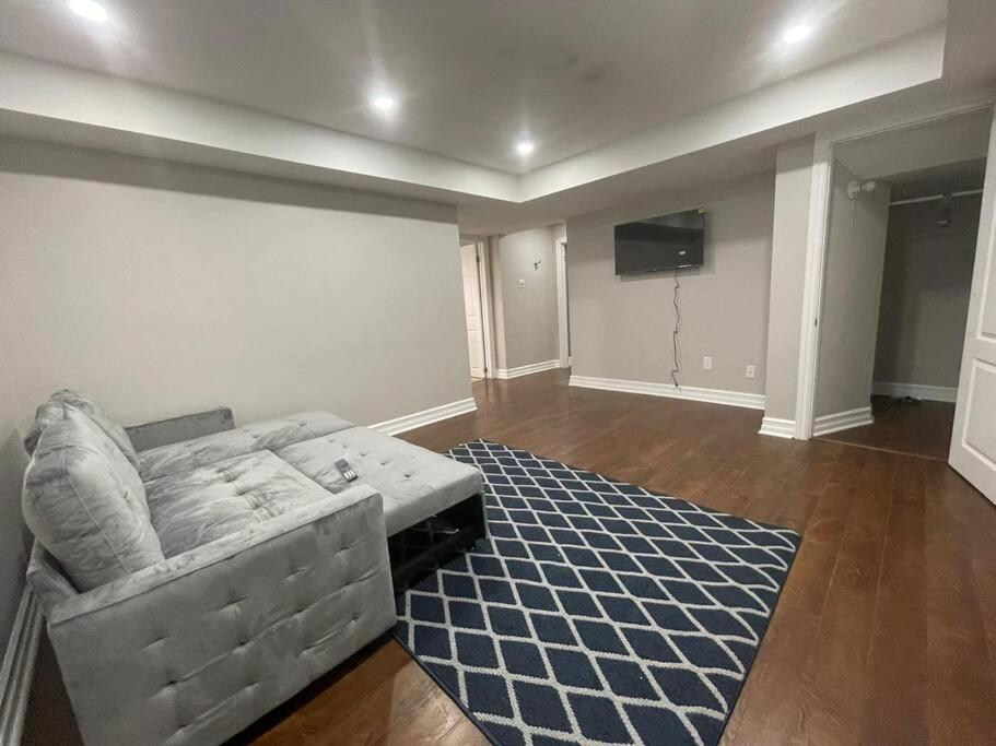 ein Wohnzimmer mit einem Sofa und einem blauen Teppich in der Unterkunft Guest Suite in Oakville in Oakville