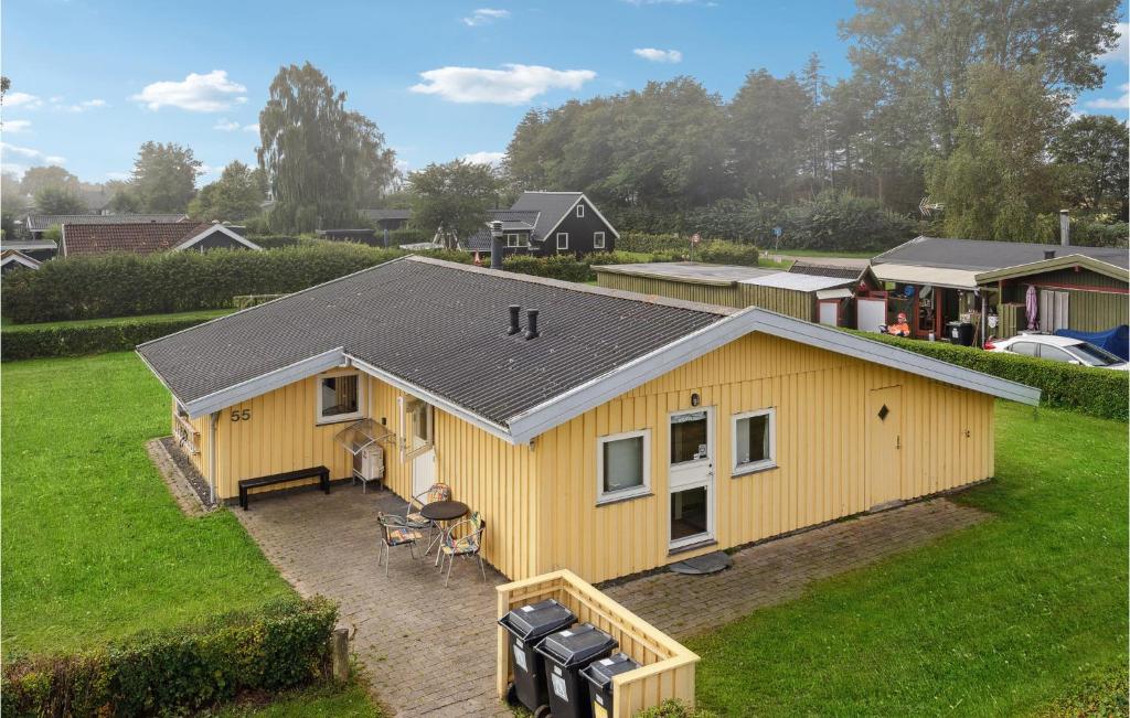 una vista aérea de una casa amarilla con patio en Beautiful Home In Odder With Wifi en Norsminde