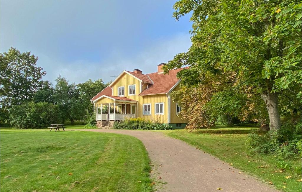 特拉諾斯的住宿－Nice Home In Trans With Wifi，院子里的黄色房子,带野餐桌