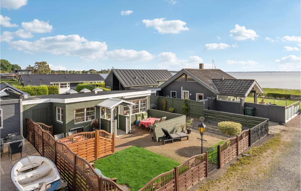 una vista aérea de una casa con patio en Stunning Home In Bjert With House Sea View, en Binderup Strand