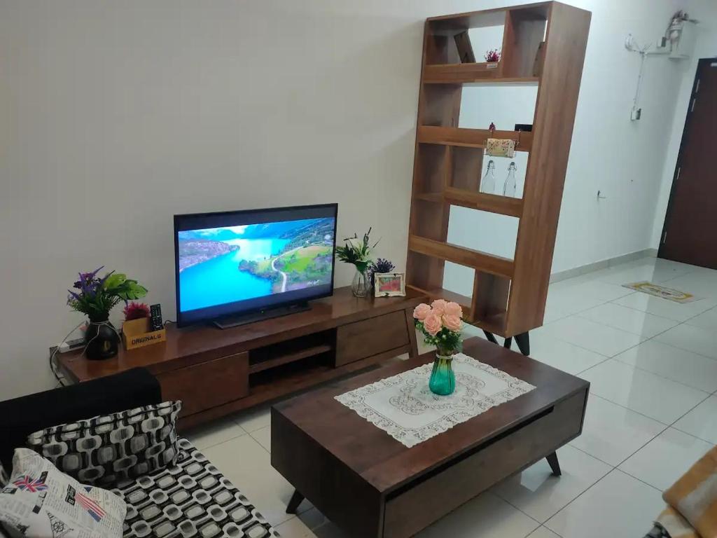 TV a/nebo společenská místnost v ubytování Infinity pool apartment with stunning sunset view - GM Remia Residence Ambang Botanic
