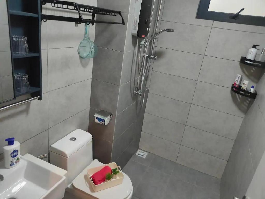 Koupelna v ubytování Infinity pool apartment with stunning sunset view - GM Remia Residence Ambang Botanic