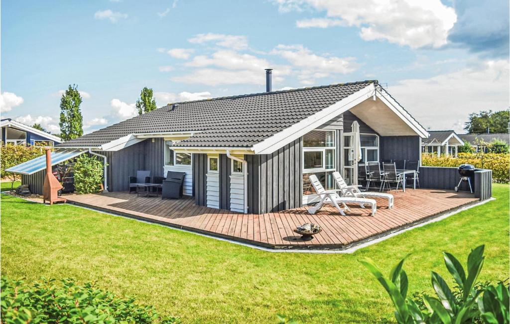 una casa con terraza y patio trasero en Stunning Home In Juelsminde With 3 Bedrooms, Sauna And Wifi, en Sønderby