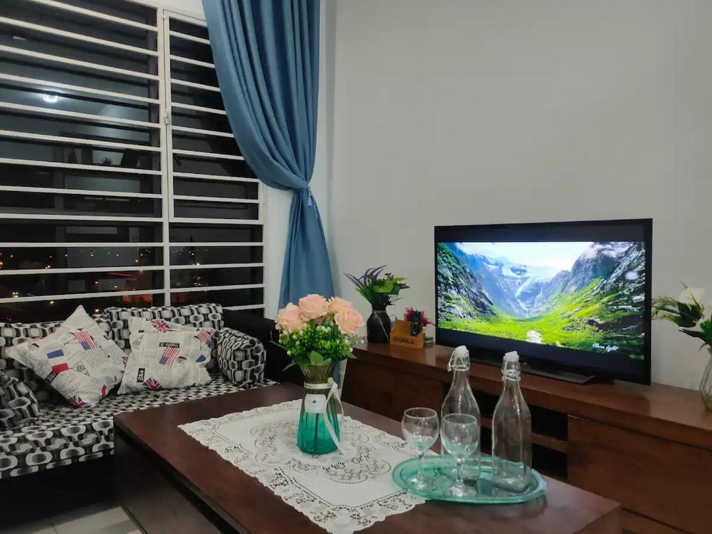 TV a/nebo společenská místnost v ubytování Infinity pool apartment with stunning sunset view - GM Remia Residence Ambang Botanic