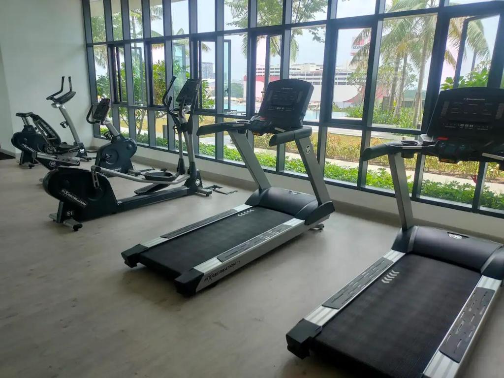 Fitness centrum a/nebo fitness zařízení v ubytování Infinity pool apartment with stunning sunset view - GM Remia Residence Ambang Botanic