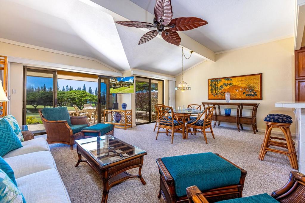 uma sala de estar com um sofá e uma mesa em Kapalua Golf Villas 15P5-6 condo em Kahana
