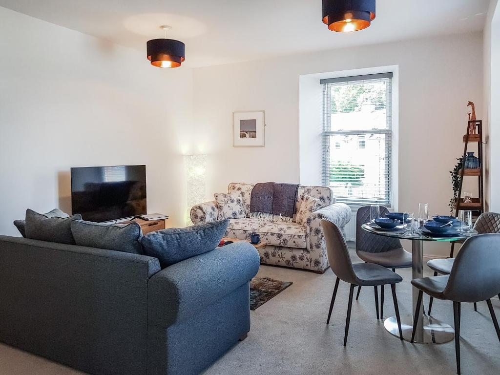 uma sala de estar com um sofá e uma mesa em Liquorstane - Uk40568 em Falkland