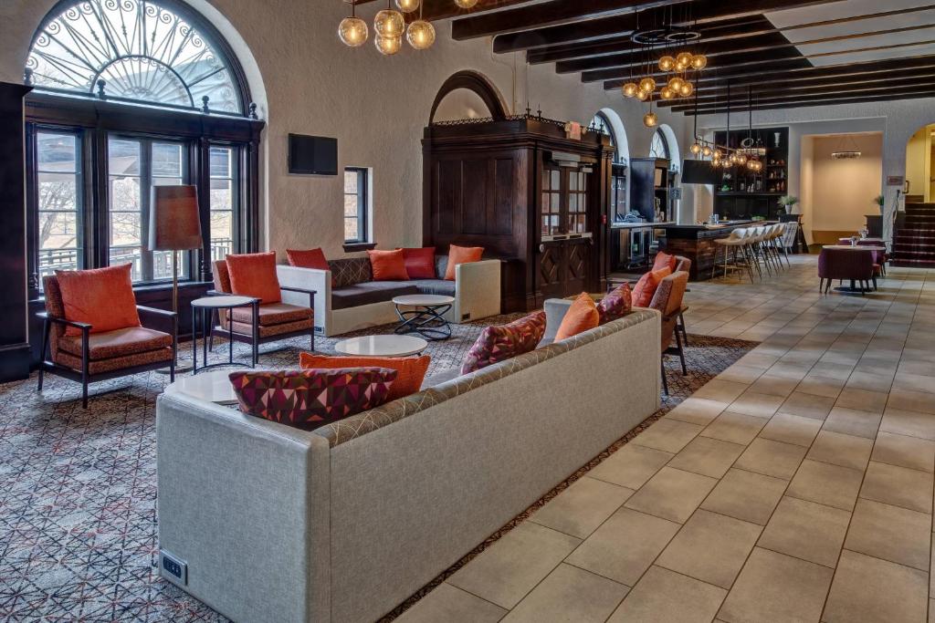 a lobby of a hotel with couches and chairs at Courtyard Kansas City Country Club Plaza in Kansas City
