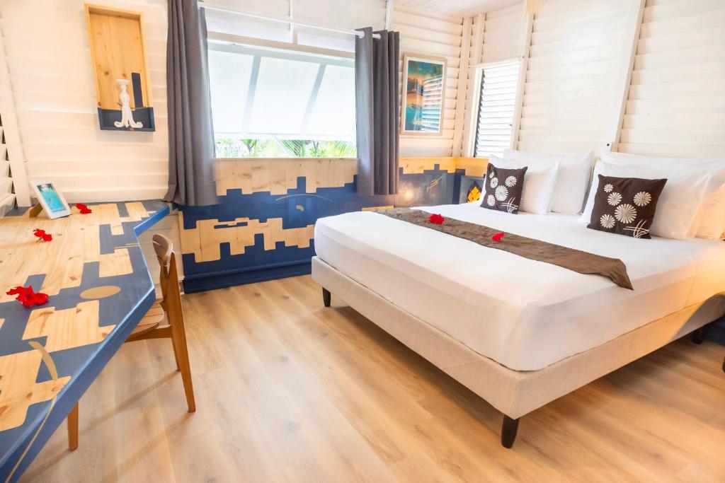 Postel nebo postele na pokoji v ubytování Opoa Beach Hotel