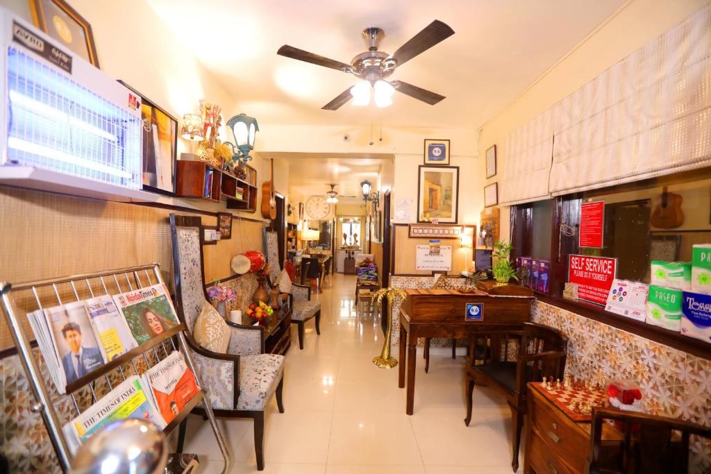 un restaurante con mesas y sillas en una habitación en House Of Comfort Greater Noida Luxury, en Greater Noida