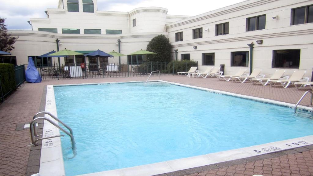Bazén v ubytování Holiday Inn Plainview-Long Island by IHG nebo v jeho okolí
