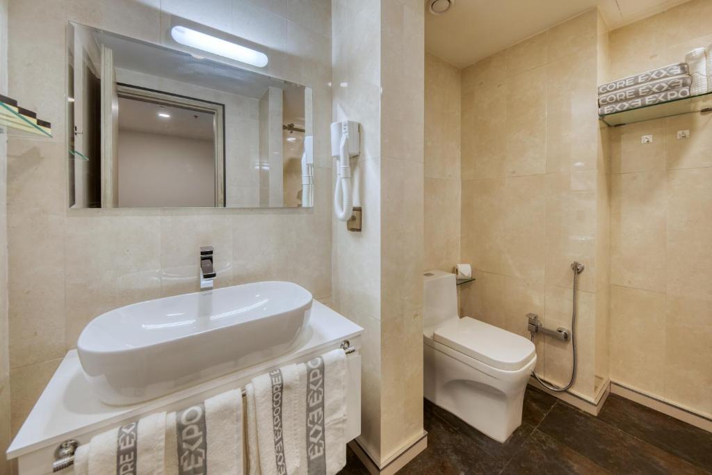 Koupelna v ubytování Expocore Hotel