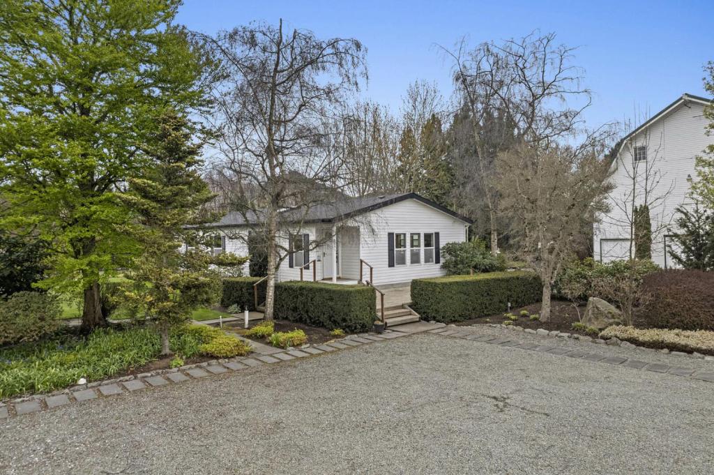 uma casa branca com árvores e uma entrada em New Briarwood Estate, Rosewood Retreat em Mount Vernon