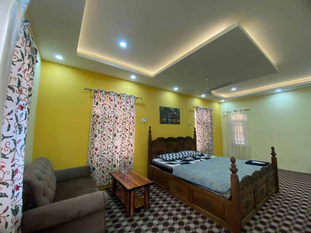 AuraB&B Homestay في سريناغار: غرفة نوم بسرير واريكة في غرفة