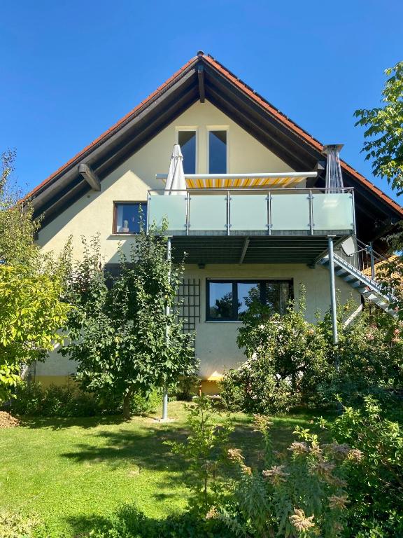 a house with a balcony on the side of it at Ferienwohnung Sattler in Mistelgau