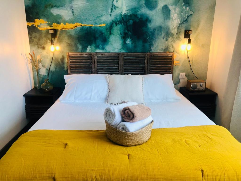 ein Schlafzimmer mit einem Bett und einem Handtuch darauf in der Unterkunft LE MAOBI - Arboré, calme, propre - 15 min Bordeaux centre in Tresses