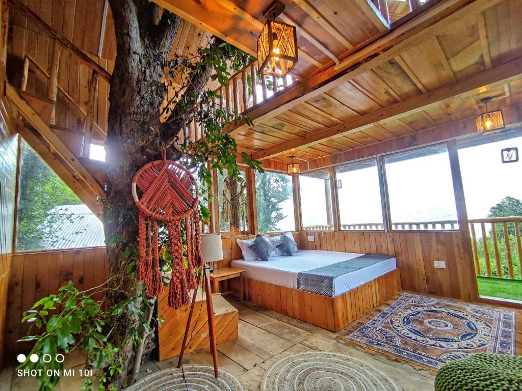 Balkón nebo terasa v ubytování The Tree Top Treehouse Jibhi