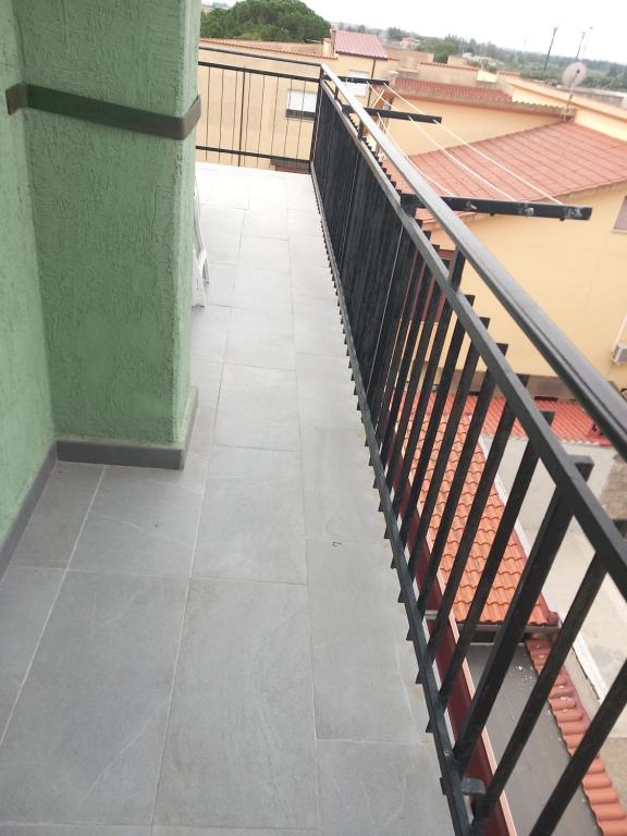 een balkon met een metalen leuning en een tegelvloer bij Appartamento Monastir R2659 in Monastir