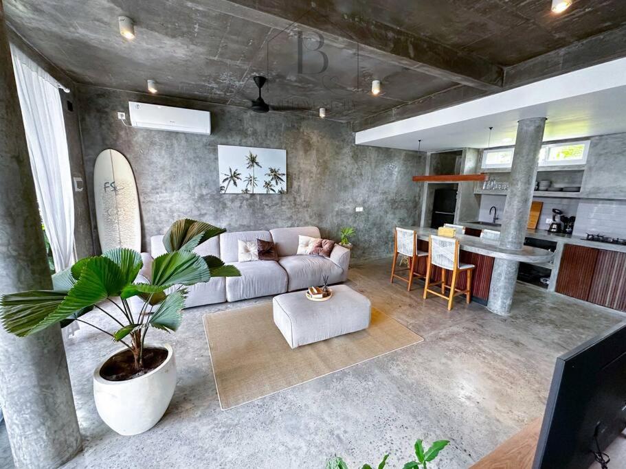 - un salon avec un canapé et une table dans l'établissement Industrial 3BR Villa Pererenan Quite area, à Munggu