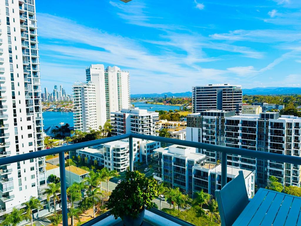 uma vista para o horizonte da cidade com edifícios altos em Modern Gold Coast Apartment with great Amenities em Gold Coast