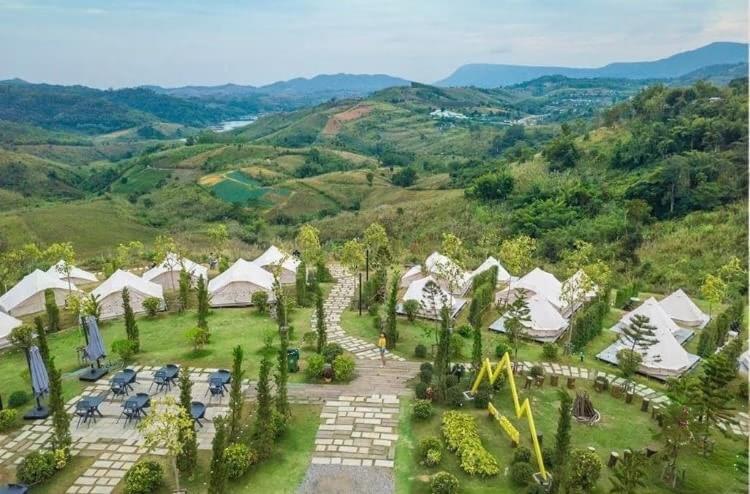 eine Luftansicht eines Resorts mit Bäumen und Zelten in der Unterkunft Papa Garden Khaokho in Khao Kho