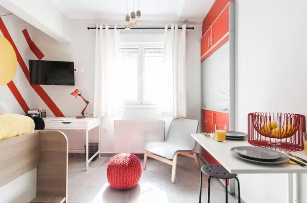 アテネにあるColorful apartment in Athensのキッチン、リビングルームが備わる小さなアパートメントです。