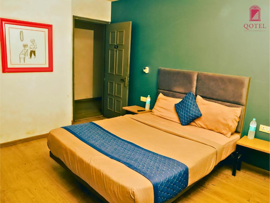 ein Schlafzimmer mit einem großen Bett in einem Zimmer in der Unterkunft Qotel Hotel La Serene Gagan Vihar Near Preet Vihar Metro Station-Couple Friendly in Neu-Delhi