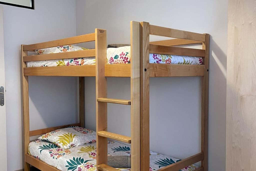 a couple of bunk beds in a room at Appartement calme, climatisé 3min à pied de la mer in Palavas-les-Flots