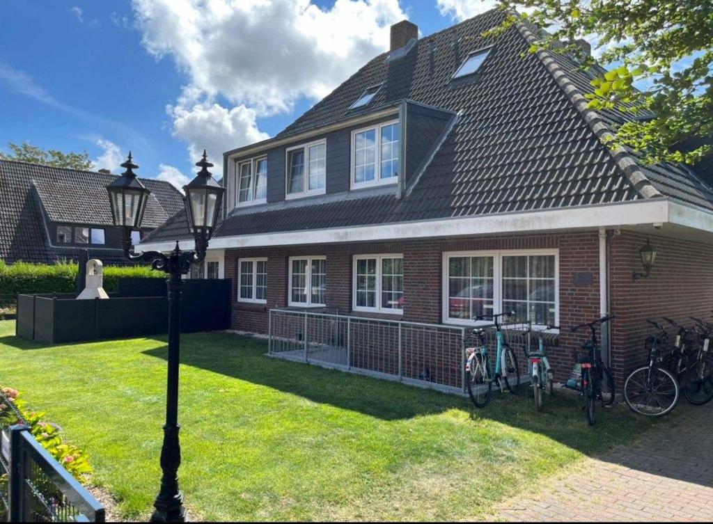 ein Haus mit zwei Fahrrädern, die draußen geparkt sind in der Unterkunft Seaside Amrum 17 in Norddorf