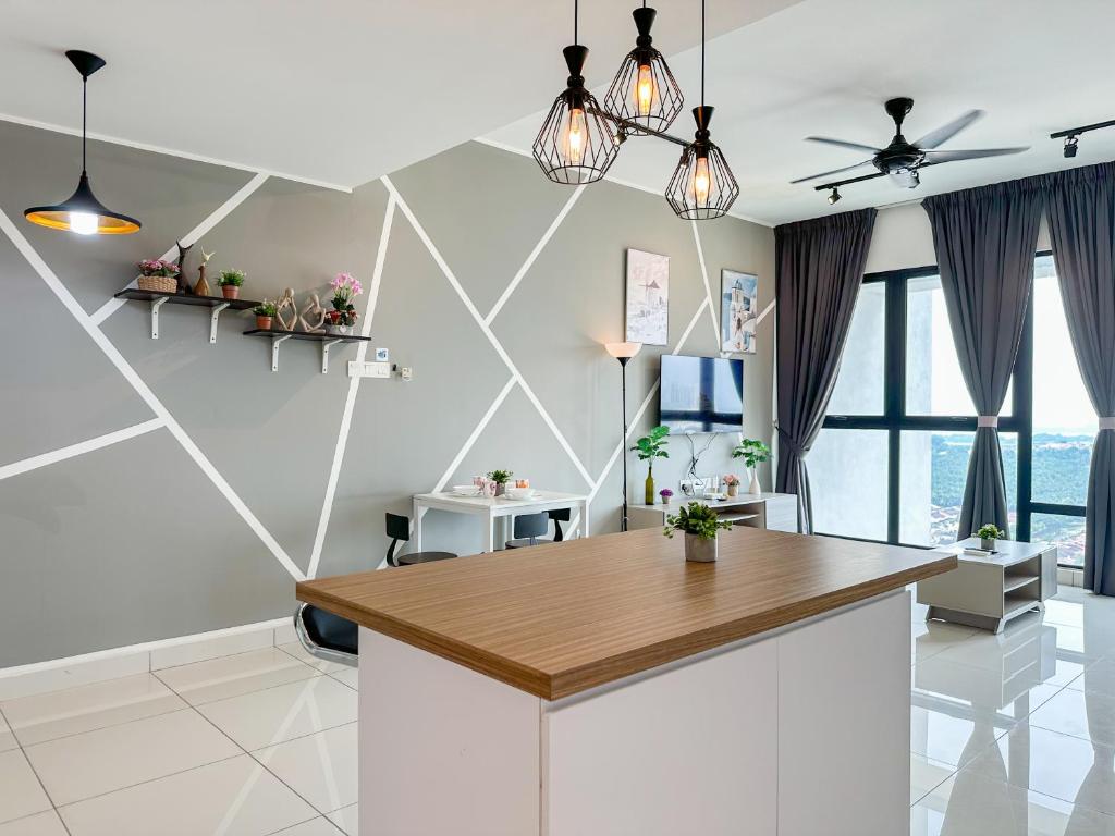 Midvalley Southkey Mosaic Suite by Nest Home - Deluxe King Studio