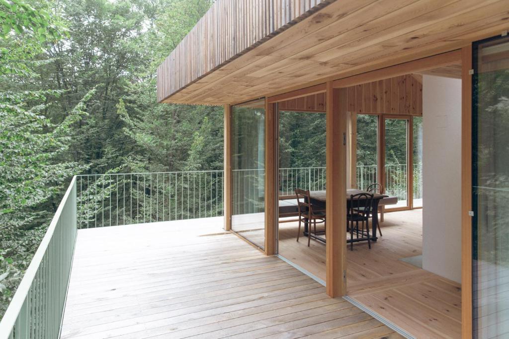 Balkón nebo terasa v ubytování baumhaus buchengrün