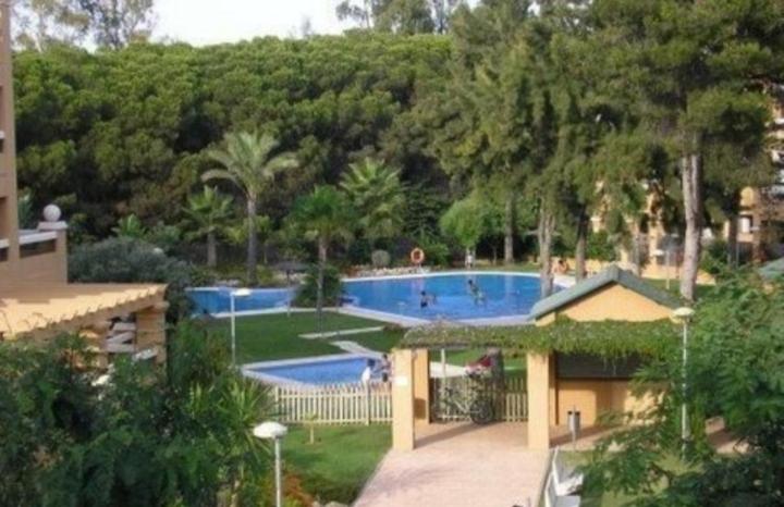 uma grande piscina em frente a uma casa em Áncora apartamento em El Puerto de Santa Maria